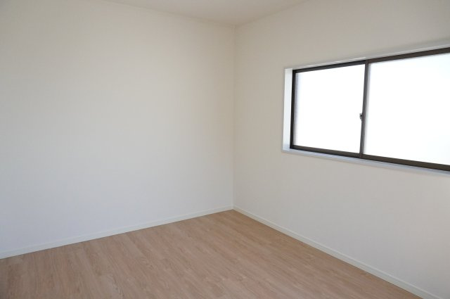 草加市中根3丁目 中古戸建の洋室|6帖（東側）