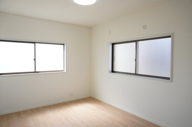 草加市中根3丁目 中古戸建の洋室|6帖（北側）