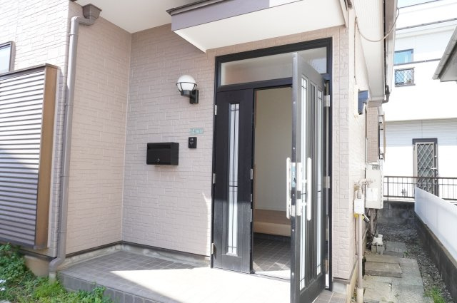 草加市中根3丁目 中古戸建の玄関