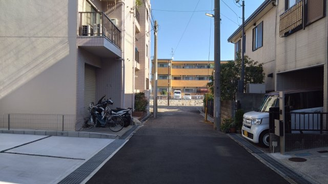 尼崎市南塚口町　中古戸建の前面道路含む現地写真