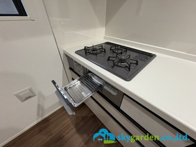 藤沢市亀井野12期　新築戸建　全3棟3号棟のキッチン|ガスコンロとグリル