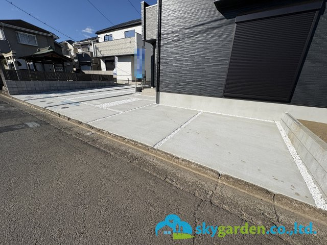 藤沢市亀井野12期　新築戸建　全3棟3号棟の駐車場|車種により２台駐車可能