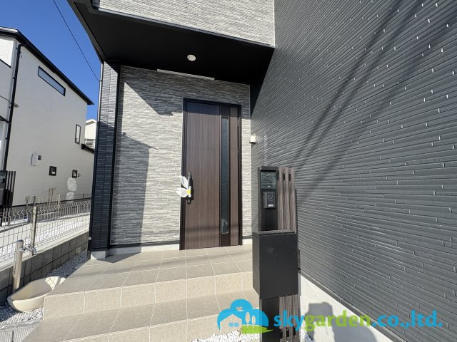 藤沢市亀井野12期　新築戸建　全3棟3号棟の外観|玄関前の様子