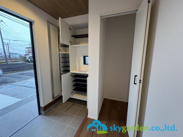 藤沢市亀井野12期　新築戸建　全3棟3号棟の玄関|収納豊富　玄関内の様子