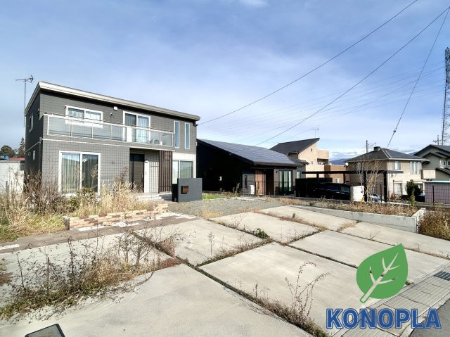 【中古戸建】北群馬郡吉岡町大字上野田の外観|■外観｜外壁のアクセントカラーがシックな外観です。シンプルなデザインでありながらも「個性」を損なわず、お客様一人ひとりの暮らし方にフィットします。