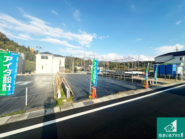 木津川市城山台　新築一戸建ての外観|周辺は落ち着いた街並みの住宅地！子育てがしやすい住環境です！まだ未完成ですが、現地でしかわからない事もございます。是非一度ご覧ください。