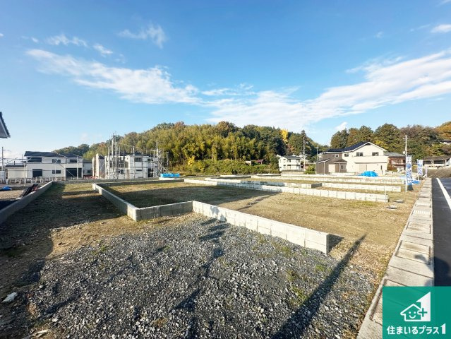 木津川市城山台　新築一戸建ての外観|周辺は落ち着いた街並みの住宅地！子育てがしやすい住環境です！まだ未完成ですが、現地でしかわからない事もございます。是非一度ご覧ください。