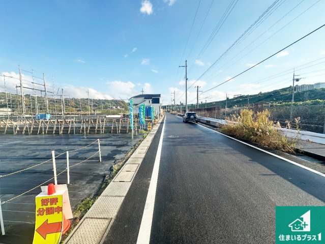 木津川市城山台　新築一戸建ての前面道路含む現地写真|周辺は落ち着いた街並みの住宅地！子育てがしやすい住環境です！まだ未完成ですが、現地でしかわからない事もございます。是非一度ご覧ください。