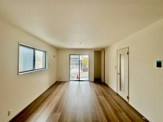 【外観】 | 大野台５丁目　新築分譲住宅　全２区画 | 【ＬＤＫ約１８帖】大きな窓のあるリビングは、陽光あふれる明るい空間です♪居心地良く、ご家族皆がゆったり寛げる憩いの空間となりそうです♪