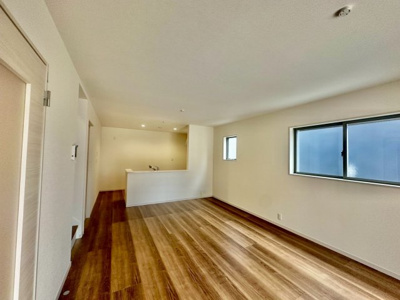 【居間・リビング】 | 大野台５丁目　新築分譲住宅　全２区画 | 【３口コンロのシステムキッチンです】対面式を採用したキッチンですので、リビングで寛ぐご家族をいつも感じられます！会話を楽しみながら家事ができますね♪