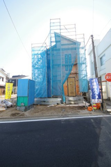 【外観】 | 【仲介手数料無料！！】府中市是政２丁目　新築戸建て（全2棟）1号棟　5590万円 | 令和７年11月30日撮影　建築中