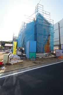 【前面道路含む現地写真】 | 【仲介手数料無料！！】府中市是政２丁目　新築戸建て（全2棟）1号棟　5590万円 | 令和７年11月30日撮影　建築中