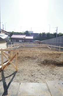 【前面道路含む現地写真】 | 【仲介手数料無料！！】府中市是政２丁目　新築戸建て（全2棟）2号棟　4990万円 | 令和７年11月30日撮影　建築中