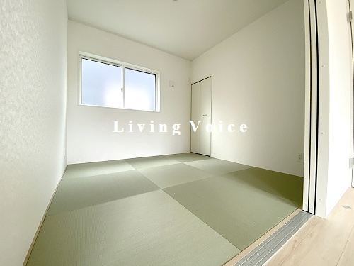 【居間・リビング】 | 【仲介手数料０円】秦野市室町第2　新築一戸建て　全2棟 | 秦野市室町第2　新築一戸建て　全2棟