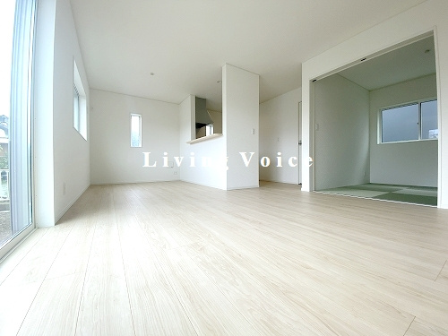 【居間・リビング】 | 【仲介手数料０円】秦野市室町第2　新築一戸建て　全2棟 | 秦野市室町第2　新築一戸建て　全2棟