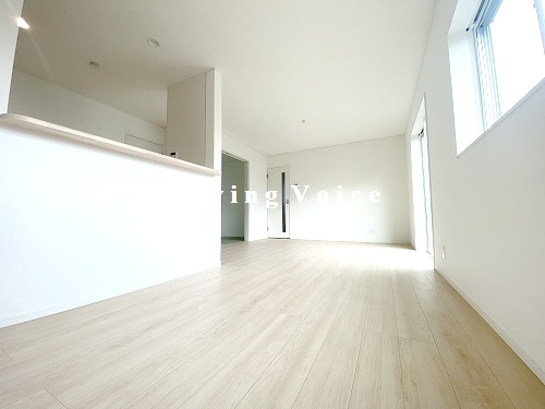 【居間・リビング】 | 【仲介手数料０円】秦野市室町第2　新築一戸建て　全2棟 | 秦野市室町第2　新築一戸建て　全2棟