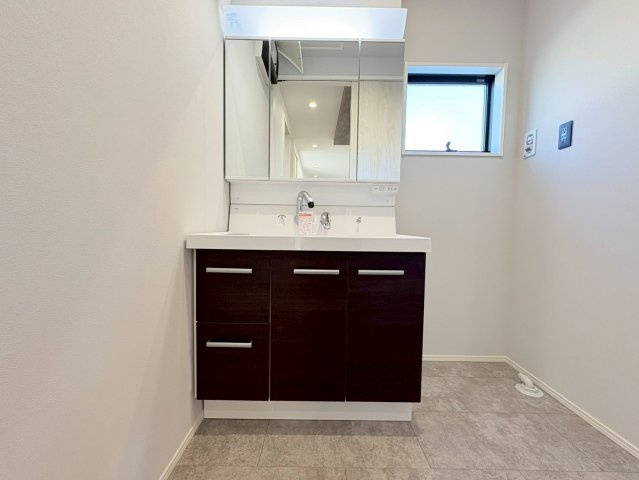 タマタウン　各務原市鵜沼朝日町Ⅱ　全2区画分譲の独立洗面台|ミラー扉の内側がすべて収納スペースになっています。女性の目線で考えた使いやすさを備えています。