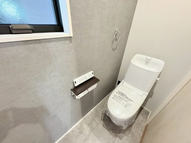 タマタウン　各務原市鵜沼朝日町Ⅱ　全2区画分譲のトイレ|超節水型の水洗トイレを標準採用。汚れが付きにくいコーティング加工で、いつでも清潔に保てる便座を装備。