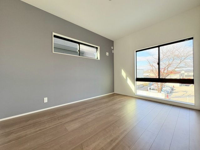 タマタウン　各務原市鵜沼朝日町Ⅱ　全2区画分譲の寝室|全居室にたっぷり収納できる大型収納を設置。窓ガラスは断熱性能や結露防止効果の高いペアガラスです。