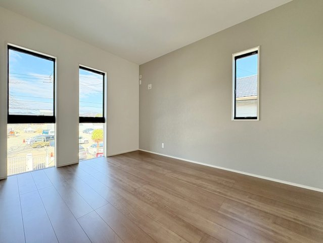 タマタウン　各務原市鵜沼朝日町Ⅱ　全2区画分譲の洋室|建具やクロスなどをトータルデザインでコーディネートしており、室内に落ち着きと安らぎを与えてくれます。