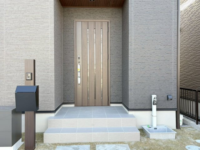 タマタウン　各務原市鵜沼朝日町Ⅱ　全2区画分譲の玄関|玄関ドアの鍵はディンプルキーと内側はサムターンキーになっており防犯性の高い仕様になっています。