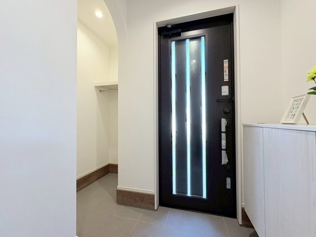 タマタウン　各務原市鵜沼朝日町Ⅱ　全2区画分譲の玄関|大容量のシューズ収納付きで玄関周りもすっきり！玄関ドアからの光が玄関ホールを明るくしてくれます。