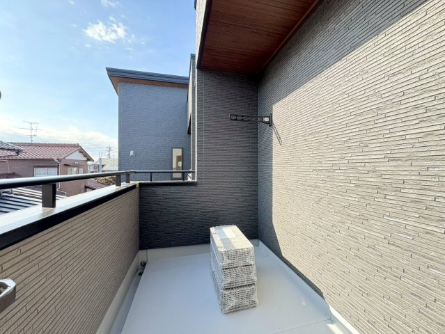 タマタウン　各務原市鵜沼朝日町Ⅱ　全2区画分譲のバルコニー|バルコニーは南向きで洗濯物もよく乾きます！強度と表面積硬度を持つFPRで防水しています。