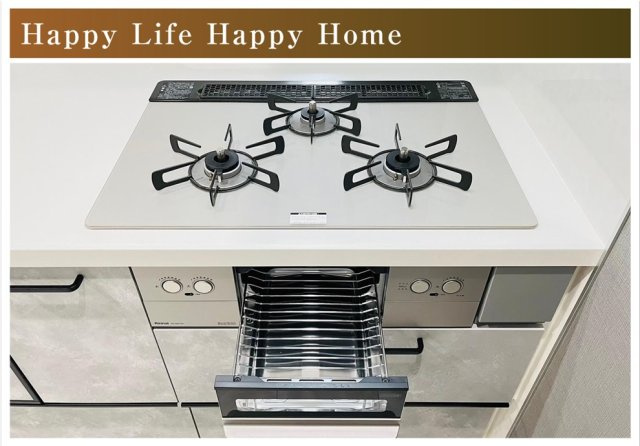 タマタウン　各務原市鵜沼朝日町Ⅱ　全2区画分譲のキッチン|ビルトイン型の三口コンロはコンロ周りの凹凸や隙間が少なくお手入れがしやすくなっています。