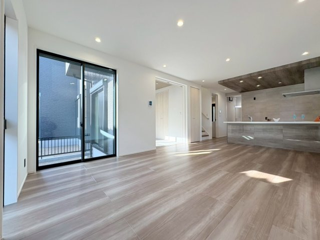 タマタウン　各務原市鵜沼朝日町Ⅱ　全2区画分譲の居間・リビング|最高級グレードの床材グラフィアート仕様。家族が増える事を考えて約20帖近くの広さにこだわっています
