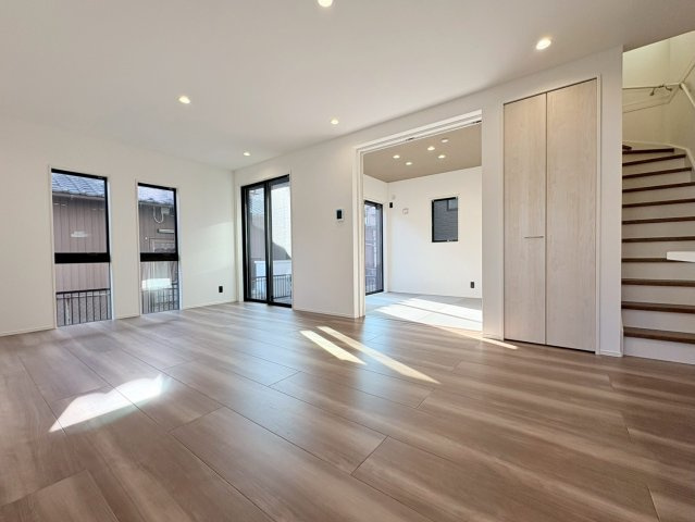 タマタウン　各務原市鵜沼朝日町Ⅱ　全2区画分譲の居間・リビング|最高級グレードの床材グラフィアート仕様。家族が増える事を考えて約20帖近くの広さにこだわっています
