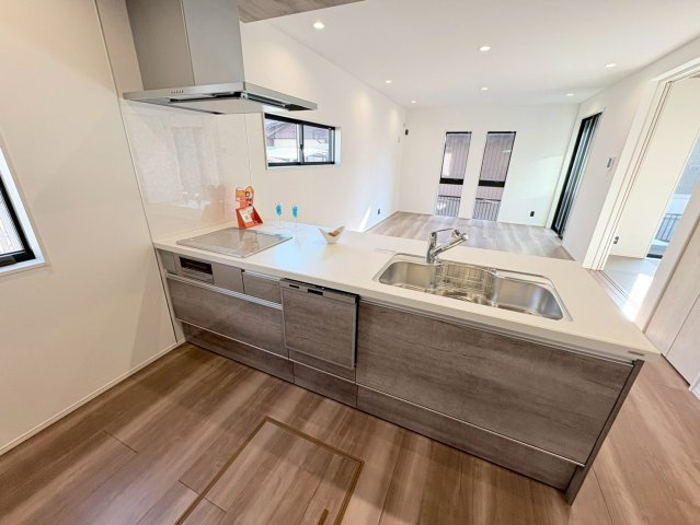 タマタウン　各務原市鵜沼朝日町Ⅱ　全2区画分譲のキッチン|カウンタースペースがついた広々キッチン。浄水器組込み水栓でシンクまわりがスッキリお使いいただけます
