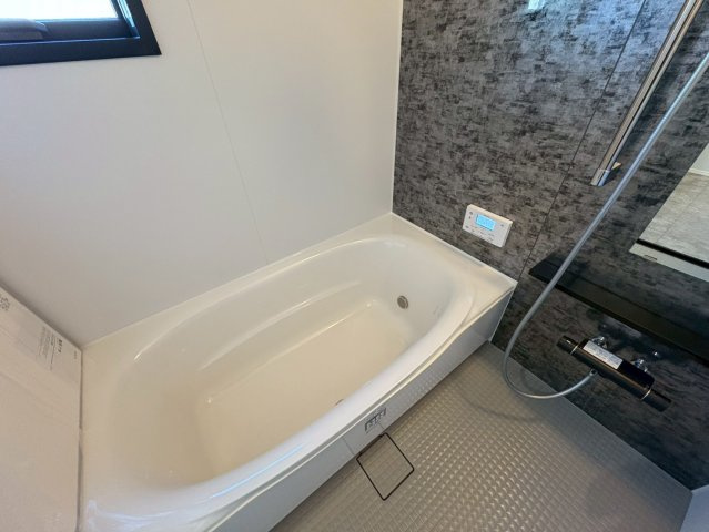 タマタウン　各務原市鵜沼朝日町Ⅱ　全2区画分譲の浴室|雨天時の洗濯物も安心な換気暖房乾燥機も完備。お子さまやお年寄りが入浴しやすい、あんしん設計です。