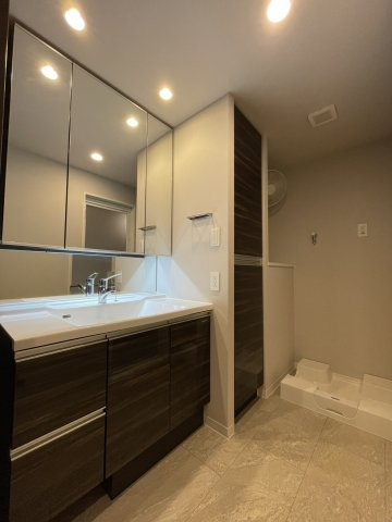 ブランシエラ鹿児島の洗面所|収納付きの三面鏡付洗面化粧台です。