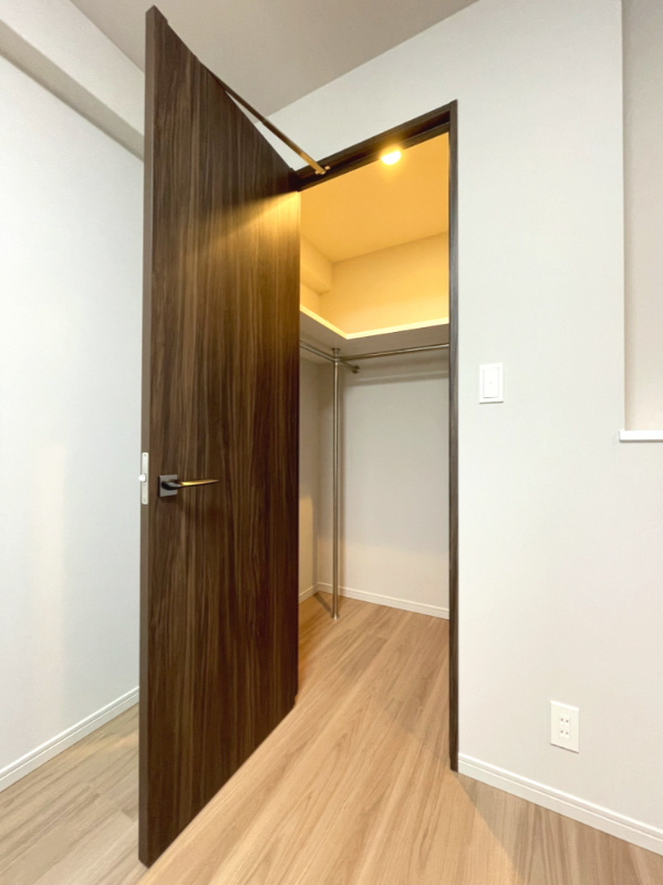 ブランシエラ鹿児島の収納|約6.0畳の洋室に備え付けられたWICの様子です。