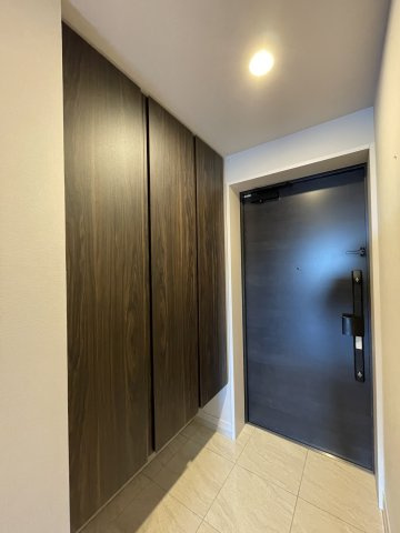 ブランシエラ鹿児島の玄関|玄関には収納力のあるシューズボックスがございます。