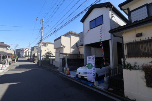 《仲介手数料無料》南区大字太田窪2695-8新築一戸建てLIGAREの外観|前面道路が6mの幅員で広めなので駐車もしやすいと思います。