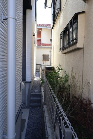 《仲介手数料無料》南区大字太田窪2695-8新築一戸建てLIGAREの外観|建物の右側との境界