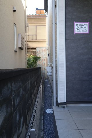《仲介手数料無料》南区大字太田窪2695-8新築一戸建てLIGAREの外観|建物の左側との境界