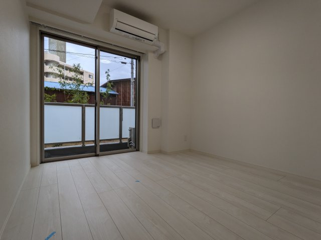 ケイディーエックスレジデンス原木中山の居間・リビング