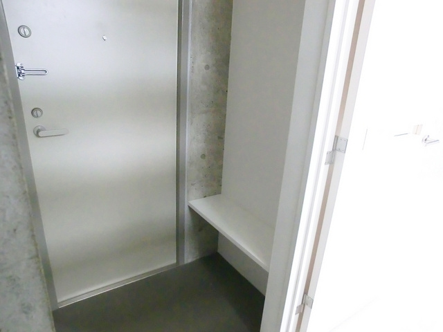 コエル第三ビルの玄関|玄関に収納もあります☆