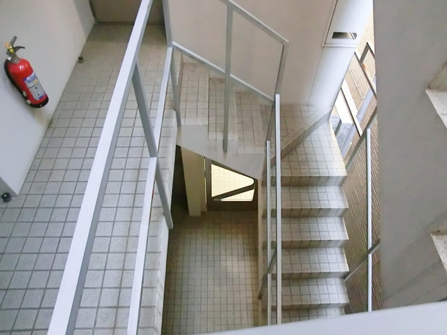 コエル第三ビルのロビー|オシャレならせん階段☆