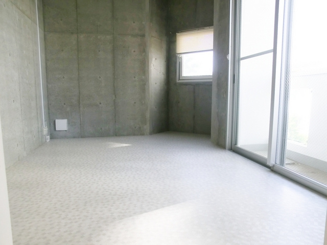 コエル第三ビルの居間・リビング|広い洋室☆内装はコンクリート打ちです☆