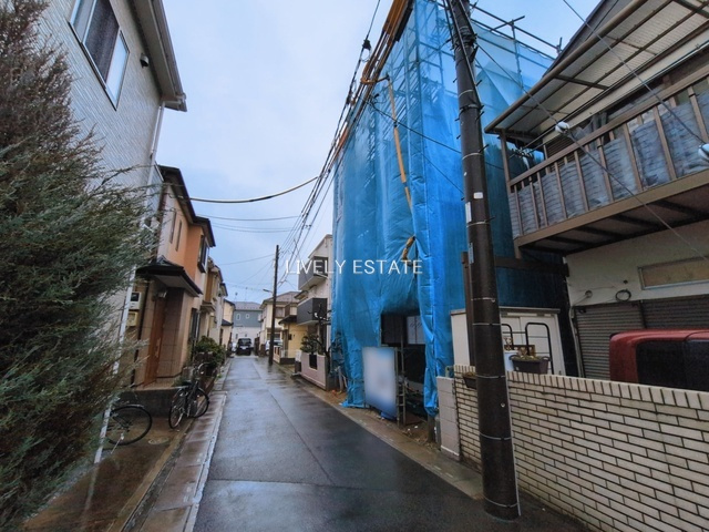 草加市八幡町 新築分譲住宅の前面道路含む現地写真
