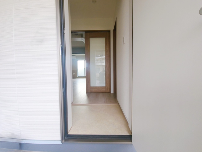 【玄関】 | 下馬2丁目新築アパート | 安全と美しさを両立した、玄関デザイン