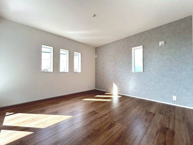 ブルーミングガーデン　江南市島宮町巡見　全２区画分譲の寝室|全居室に収納を完備！窓は【樹脂枠】と【LOW-E複層ガラス】を採用。高断熱で寒暖差による結露も防ぎます。
建具やクロスなどをトータルコーディネートしており、室内に落ち着きと安らぎを与えてくれます。