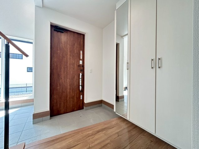 ブルーミングガーデン　江南市島宮町巡見　全２区画分譲の玄関|大容量のシューズ収納付きで玄関周りもすっきり！玄関ドアからの光が玄関ホールを明るくしてくれます。