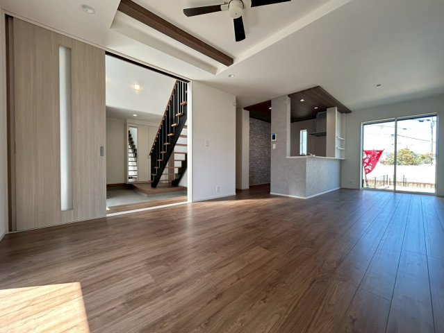 ブルーミングガーデン　江南市島宮町巡見　全２区画分譲の居間・リビング|リビングには開放感のある【折上げ天井】を採用。最大2.6mの天井高で部屋をより広く明るく感じられます。
開放感と高級感を演出し、自然と家族みんなが集まる心地よい空間を作り出しています。