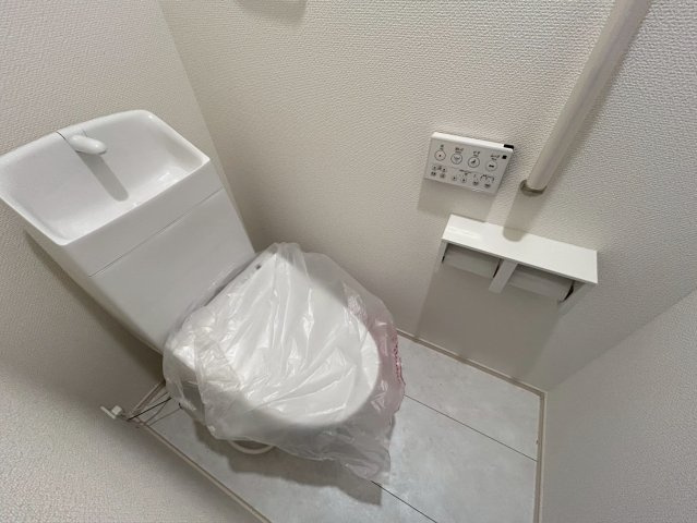 ブルーミングガーデン　江南市島宮町巡見　全２区画分譲のトイレ|汚れが付きにくく落ちやすい表面加工と、掃除のしやすいフチレス形状便器の相乗効果でお手入れが楽々です。
節水型で家計にも優しい！温水洗浄便座で寒い冬も気持ちよくトイレ時間を過ごせます。