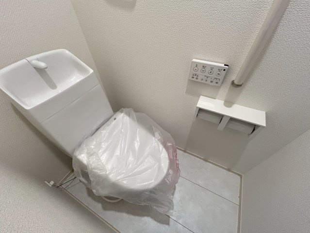 ブルーミングガーデン　江南市島宮町巡見　全２区画分譲のトイレ|汚れが付きにくく落ちやすい表面加工と、掃除のしやすいフチレス形状便器の相乗効果でお手入れが楽々です。
節水型で家計にも優しい！温水洗浄便座で寒い冬も気持ちよくトイレ時間を過ごせます。