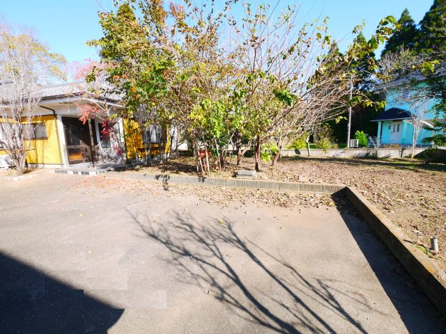 大網白里市南横川　平屋中古戸建の駐車場|敷地約145坪 ３LDK平屋建 バーベキュー・家庭菜・ドックランが可能です。車3台可 閑静な分譲地内